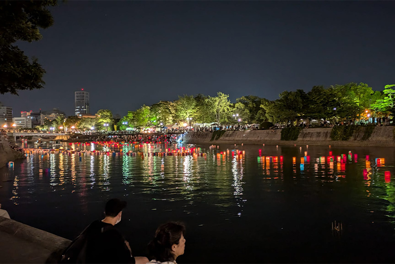 とうろう流しのお手伝い